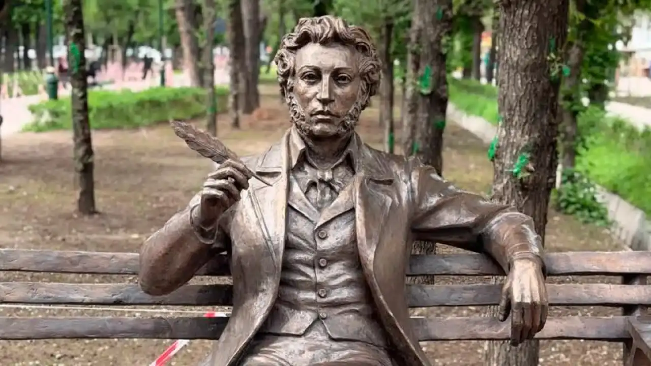 Что стоит за спорами о памятниках и названиях улиц в Казахстане?