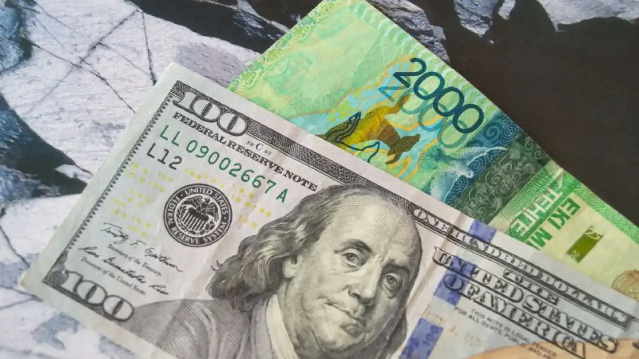 Почему в Казахстане цены растут, а курс тенге к доллару почти не меняется?