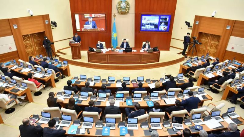 Запросы депутатов: лидеры – «Ак жол» и НПК, среди аутсайдеров – «Аманат»