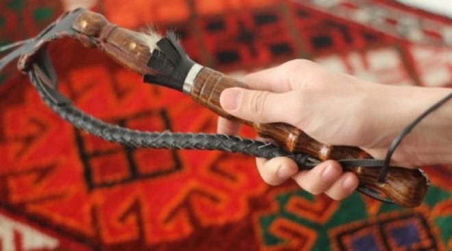 Қазақ қамшыны әйеліне сес көрсету үшін төрге ілген бе?