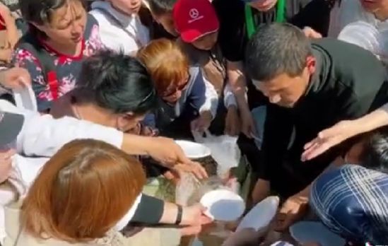 Страсть к халяве: в чем истоки разрушительного поведения казахстанцев?